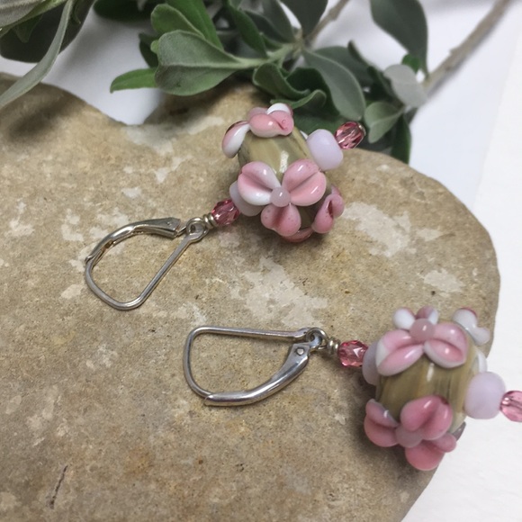 cocovalli Jewelry - Handmade Pink flower glass leverback earrings